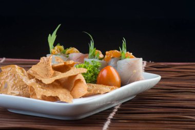 Japon mutfağı. Arka planda suşi var.