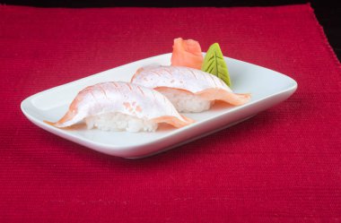 Japon mutfağı. arka planda suşi somon