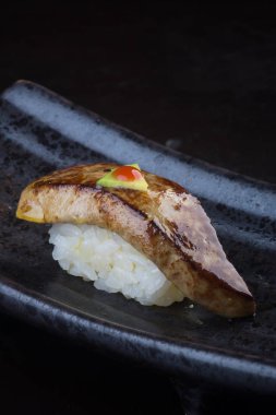 Japon mutfağı. Arka planda suşi var.