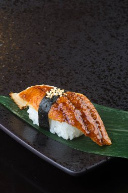 Japon mutfağı. arka planda unagi suşi