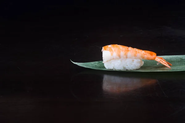 Japanse keuken. Sushi garnalen op de achtergrond — Stockfoto