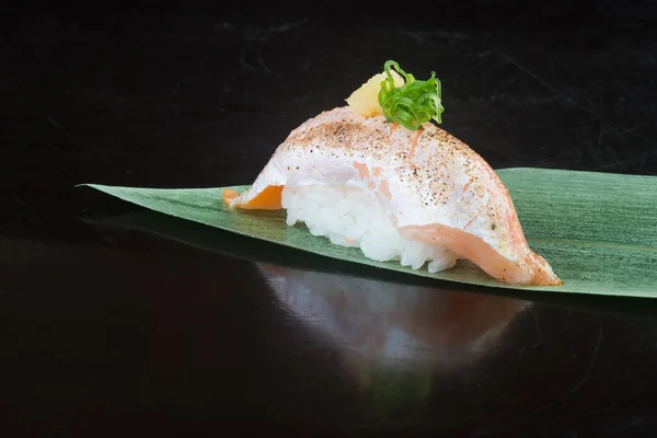 Bucătărie japoneză. somon de sushi pe fundal — Fotografie, imagine de stoc