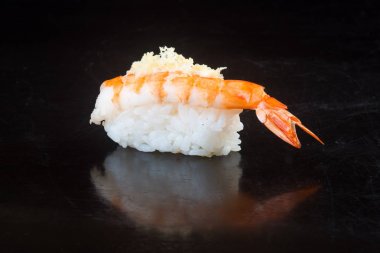 Japon mutfağı. suşi karides arka planda
