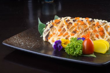 Japon mutfağı. arka planda kızarmış balık