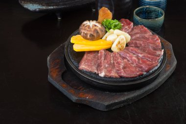 Japon mutfağı. sığır eti küp arka planda