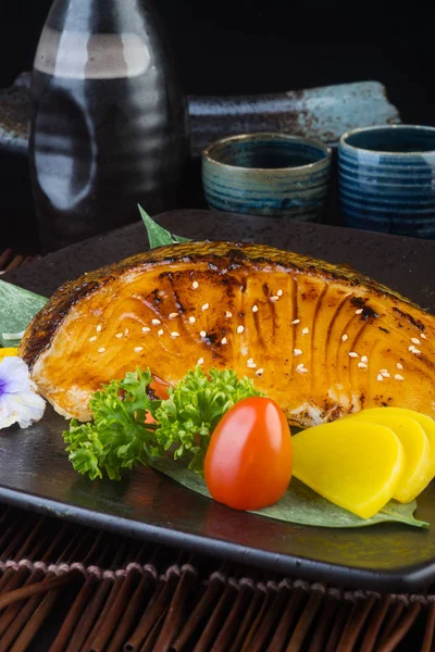 Masakan Jepang. ikan goreng di latar belakang — Stok Foto