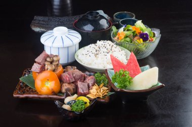 Japon mutfağı. sığır eti küp arka planda