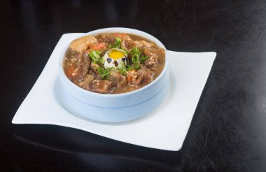 Japon mutfağı. arka planda işkembe çorbası