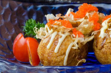 Japon kızarmış balık topu arka planda