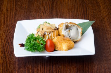 Japon mutfağı. arka planda Kızarmış tofu