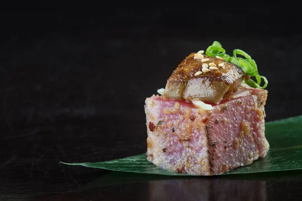 Cucina giapponese. sashimi sullo sfondo — Foto Stock