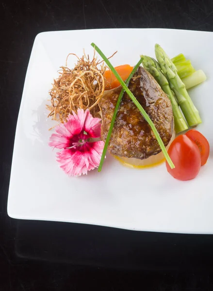 Japanese cuisine. beef cube on the background — Stock Photo, Image