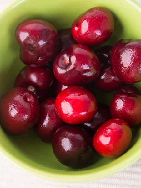 Frische Kirschbeeren auf Hintergrund — Stockfoto