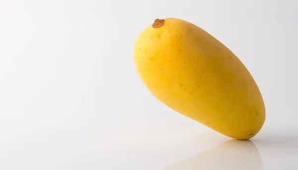 Плод желтого манго на заднем плане — стоковое фото