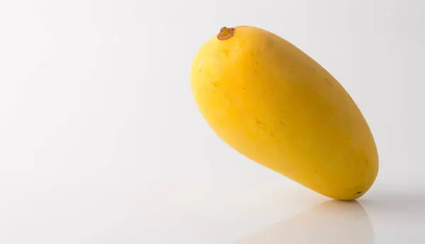 Owoce żółte mango na tle — Zdjęcie stockowe