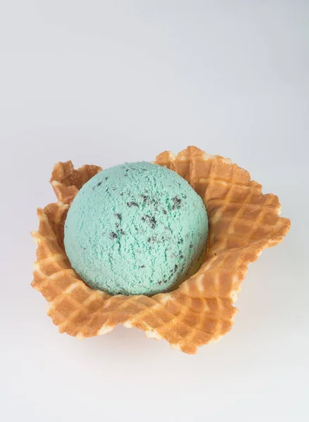 Helado. helado de chispas de chocolate de menta sobre un fondo —  Fotos de Stock