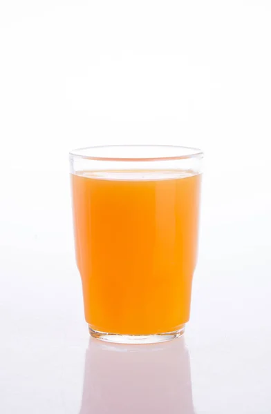 在背景上的橙汁 — 图库照片