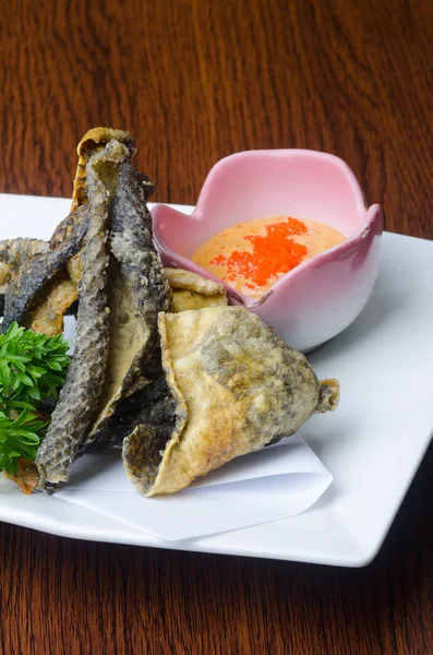 Bucătărie japoneză. piele de pește prăjită pe fundal — Fotografie, imagine de stoc