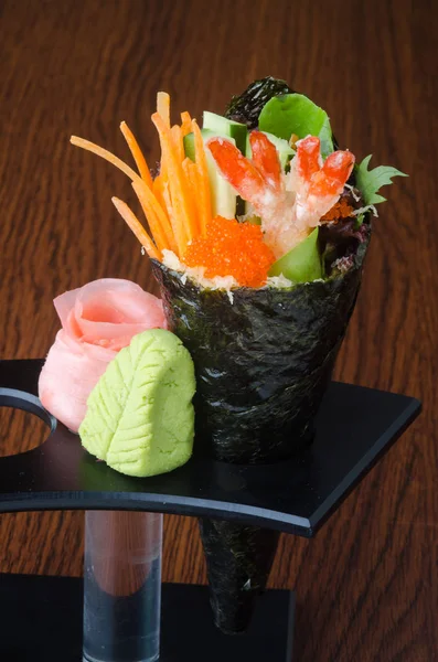 Cucina giapponese. rotolo di mano sullo sfondo — Foto Stock