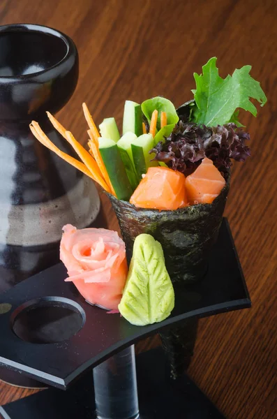 Cuisine japonaise. rouleau à main sur le fond — Photo