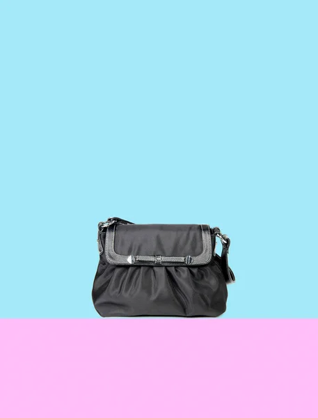 Сумка или черный цвет женской сумки на заднем плане . — стоковое фото