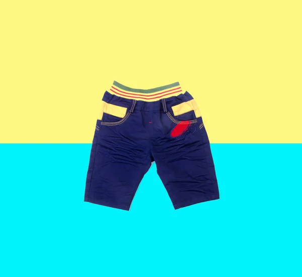 Byxas eller barnets shorts byxas på bakgrunden. — Stockfoto