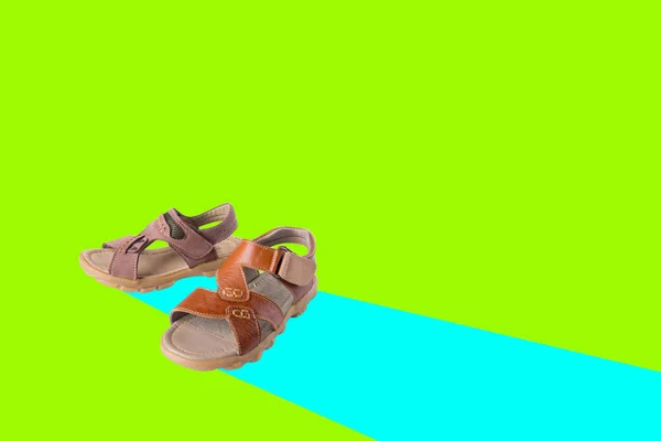 Schuh. Männermode-Sandale im Hintergrund — Stockfoto