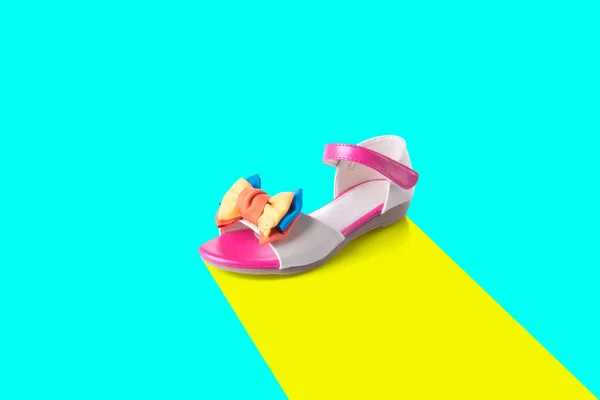 Schoen. kind sandalen op een achtergrond — Stockfoto