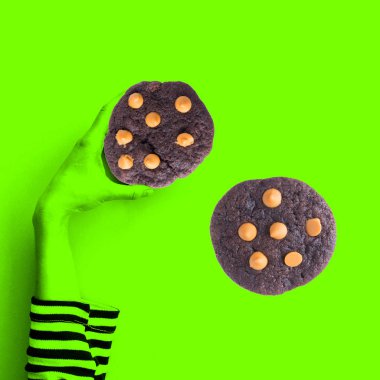 Kurabiye ya da çikolatalı kurabiye. El konsepti yeni..