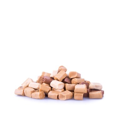 Beyaz arkaplanda şeker ya da karamel şekerler.