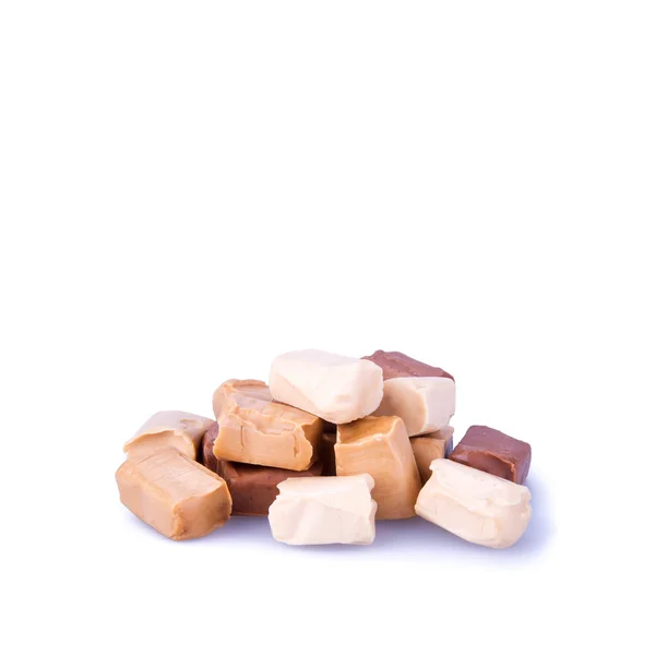 하얀 배경에 있는 사탕이나 캐러멜 사탕. — 스톡 사진