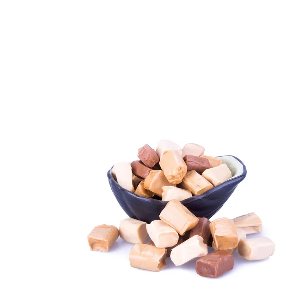 Bonbons oder Karamellbonbons auf weißem Hintergrund. — Stockfoto