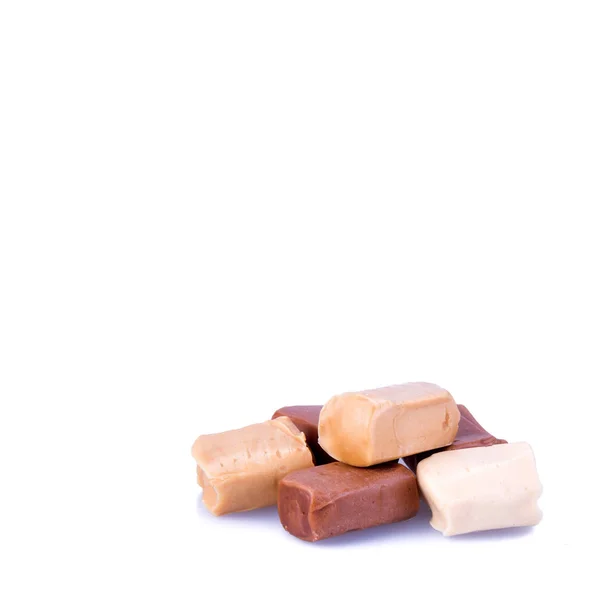 Caramelle o caramelle caramello su sfondo bianco . — Foto Stock
