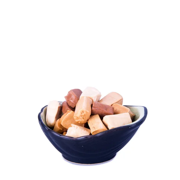 Bonbons oder Karamellbonbons auf weißem Hintergrund. — Stockfoto