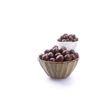 Arka planda çikolata topu ya da çikolata topları.