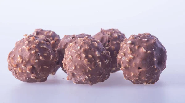Шоколадный шар или шоколадные шарики фон новый . — стоковое фото