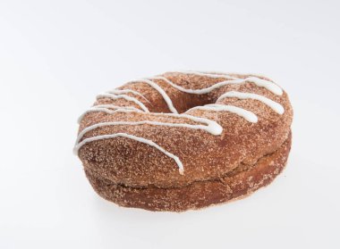 Çörek ya da çörek beyaz arka planda izole edilmiş..