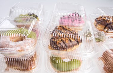 Çörek ya da çörek beyaz arka planda izole edilmiş..