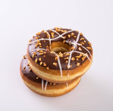 Çörek ya da çörek beyaz arka planda izole edilmiş..