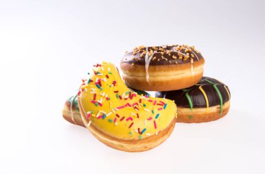 Çörek ya da çörek beyaz arka planda izole edilmiş..