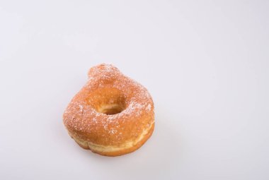 Çörek ya da çörek beyaz arka planda izole edilmiş..