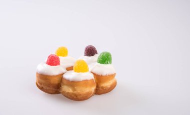 Çörek ya da çörek beyaz arka planda izole edilmiş..