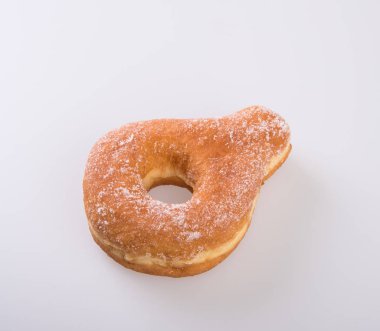 Çörek ya da çörek beyaz arka planda izole edilmiş..