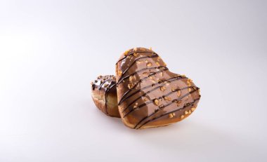 Yeni bir arkaplan üzerinde Donut ya da Kalp Şeklinde Donut.