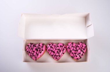 Yeni bir arkaplan üzerinde Donut ya da Kalp Şeklinde Donut.