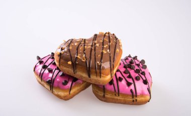 Yeni bir arkaplan üzerinde Donut ya da Kalp Şeklinde Donut.