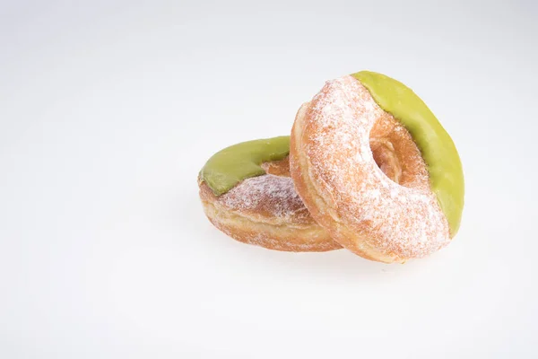 Donut oder Donut isoliert auf weißem Hintergrund neu. — Stockfoto