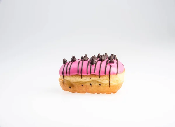 Donut ou Donut em forma de coração em um fundo novo . — Fotografia de Stock