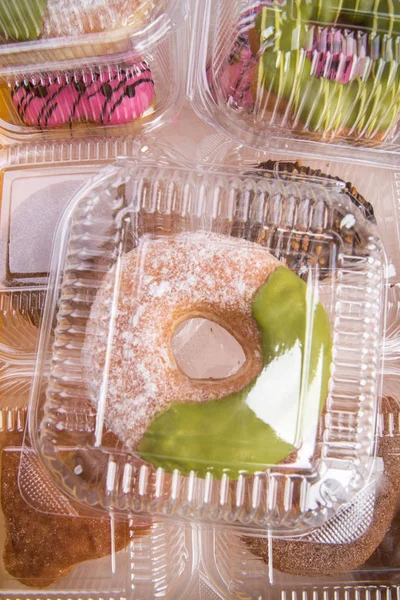Donut o donut aislado sobre fondo blanco nuevo . — Foto de Stock