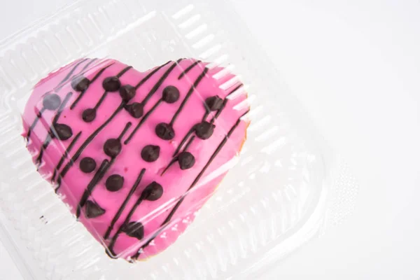 Donut ou Donut em forma de coração em um fundo novo . — Fotografia de Stock